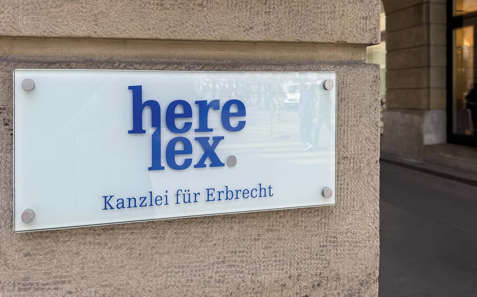 Corporate Design Gestaltung Erscheinungsbild, Logo, Grafik und Fassaden-Beschriftung für herelex. Kanzlei für Erbrecht Basel